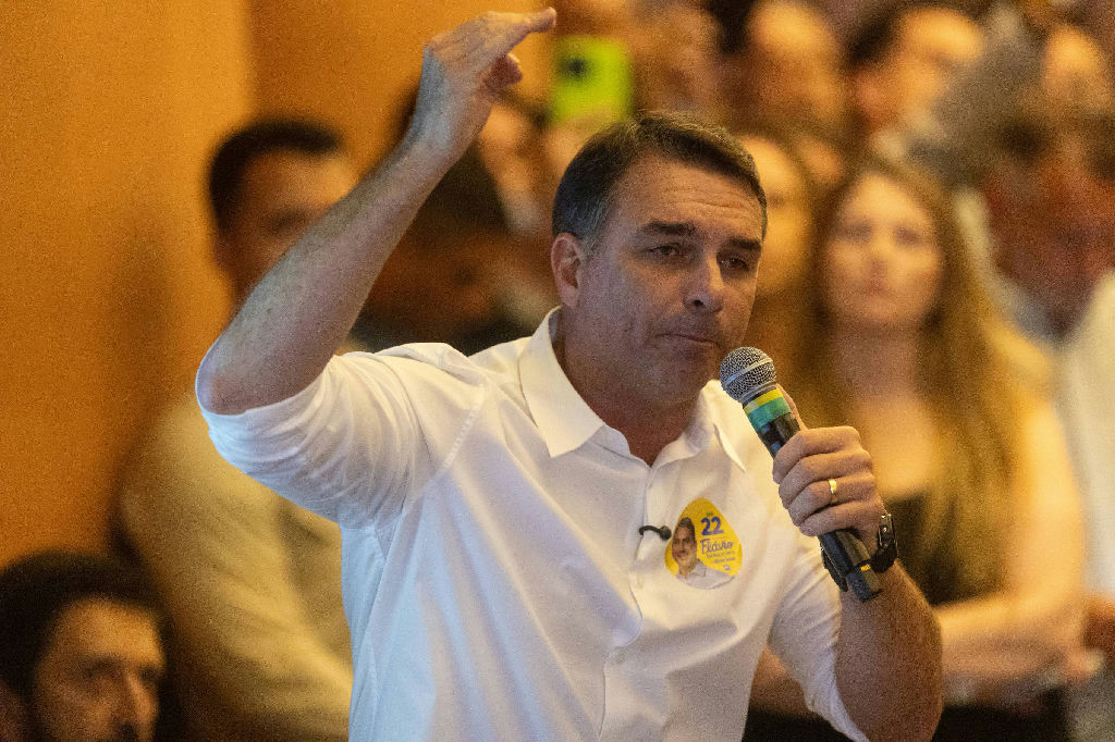 Campanha de Flávio Bolsonaro aciona Justiça Eleitoral após falha de áudio em propaganda