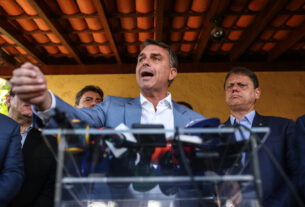 Campanha de Flávio Bolsonaro registra pagamentos a zelador e garçom