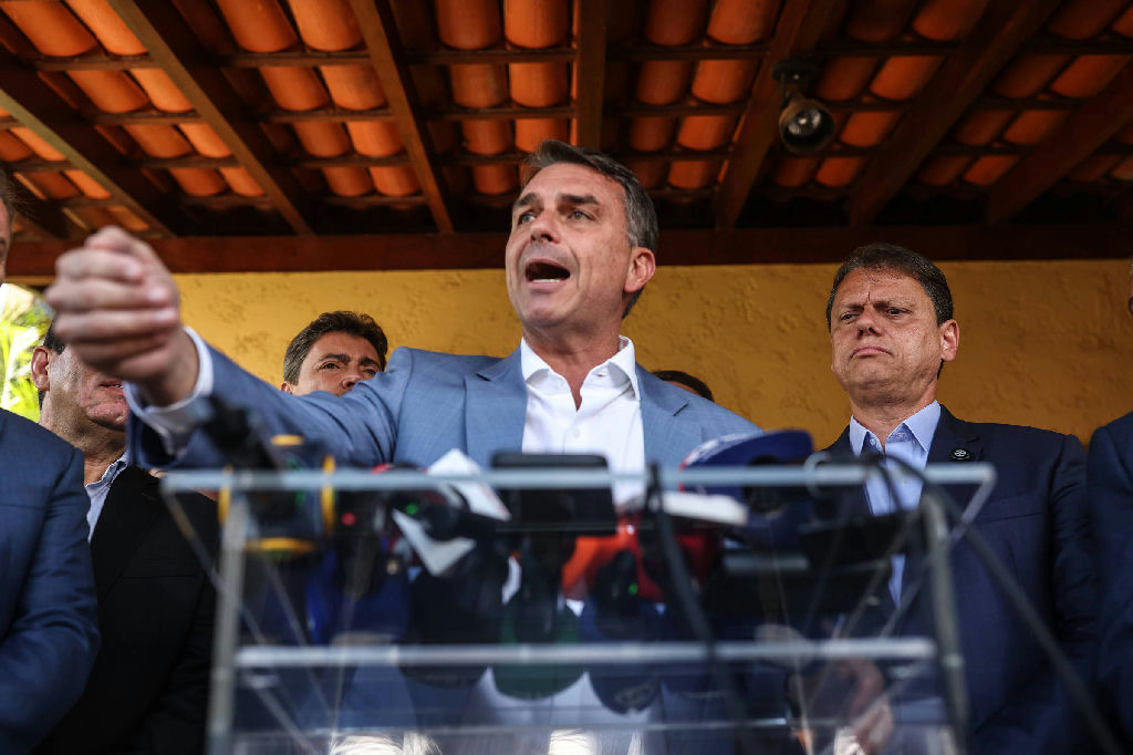 Campanha de Flávio Bolsonaro registra pagamentos a zelador e garçom