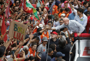 Campanha de Lula aposta em atos de rua e foco em redes na reta final