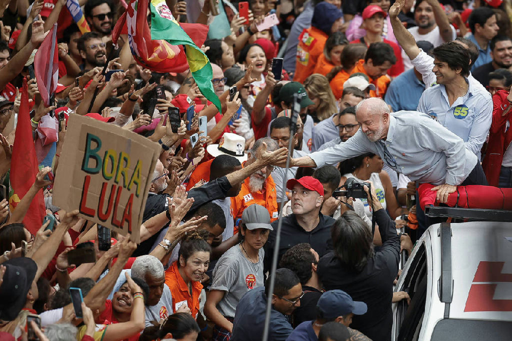 Campanha de Lula aposta em atos de rua e foco em redes na reta final