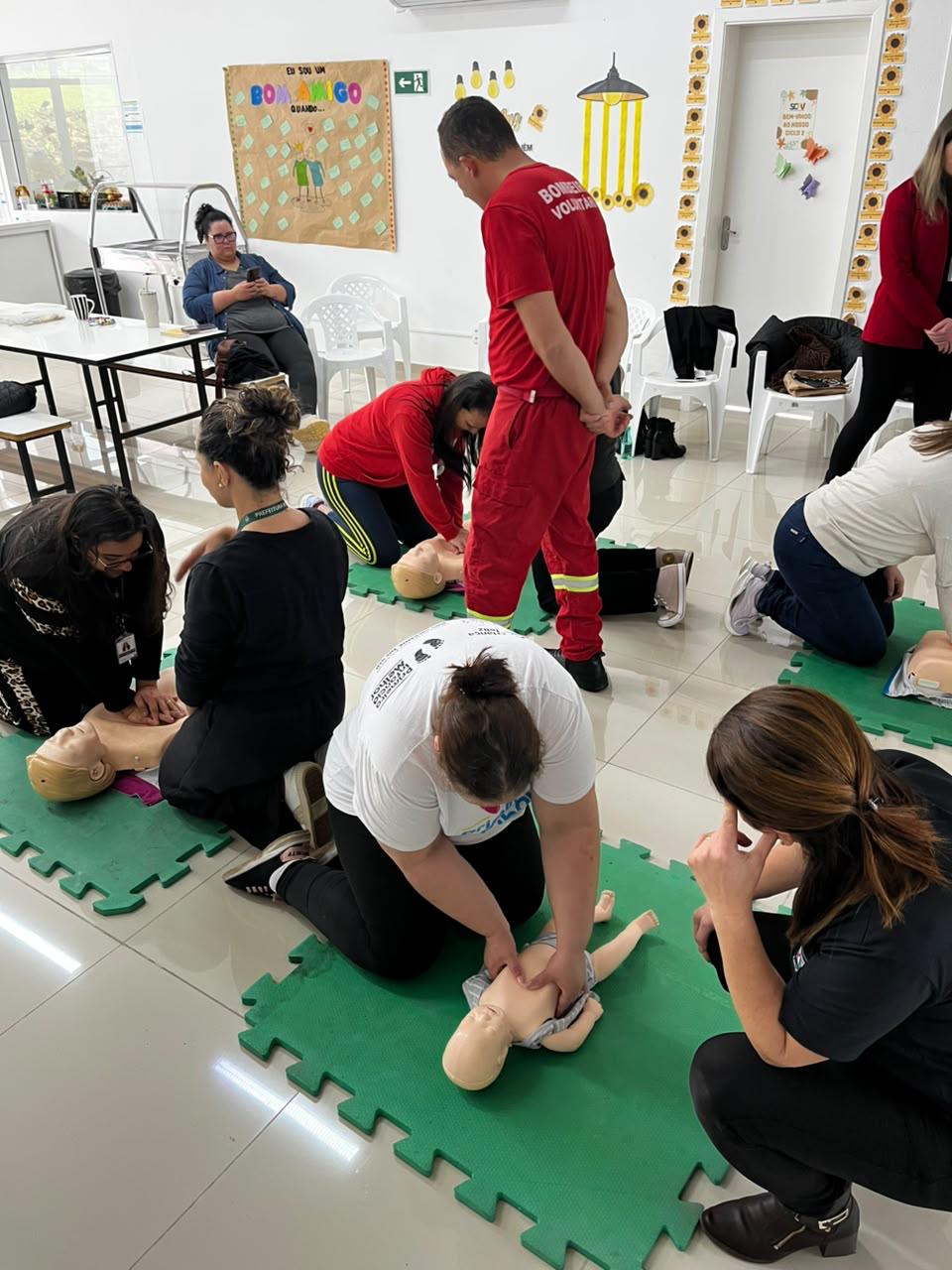 Capacitação sobre primeiros socorros qualifica equipes da Saúde, da Assistência Social e da rede de proteção em Nova Petrópolis