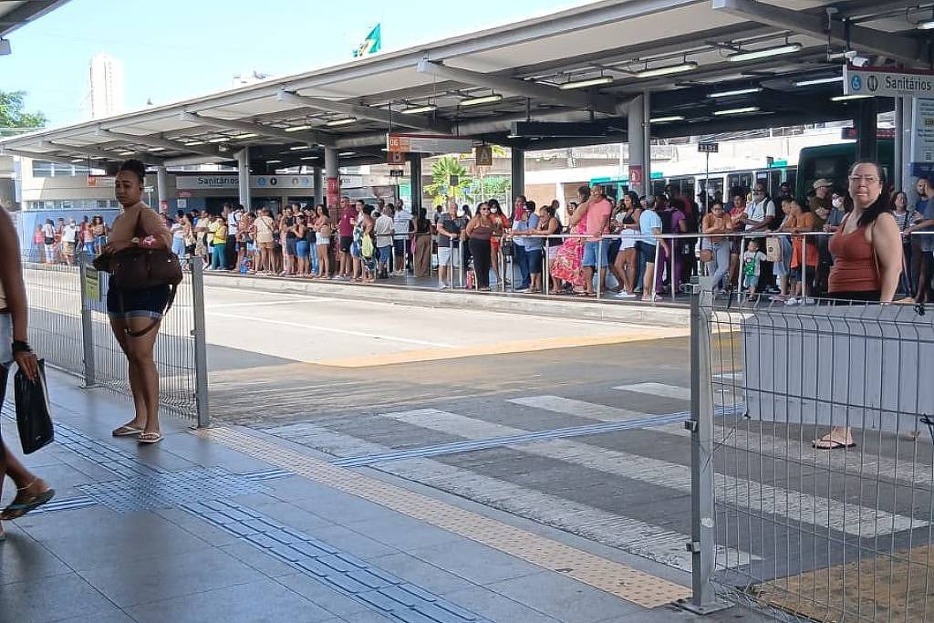 Caronas solidárias crescem após falhas no transporte público no segundo turno