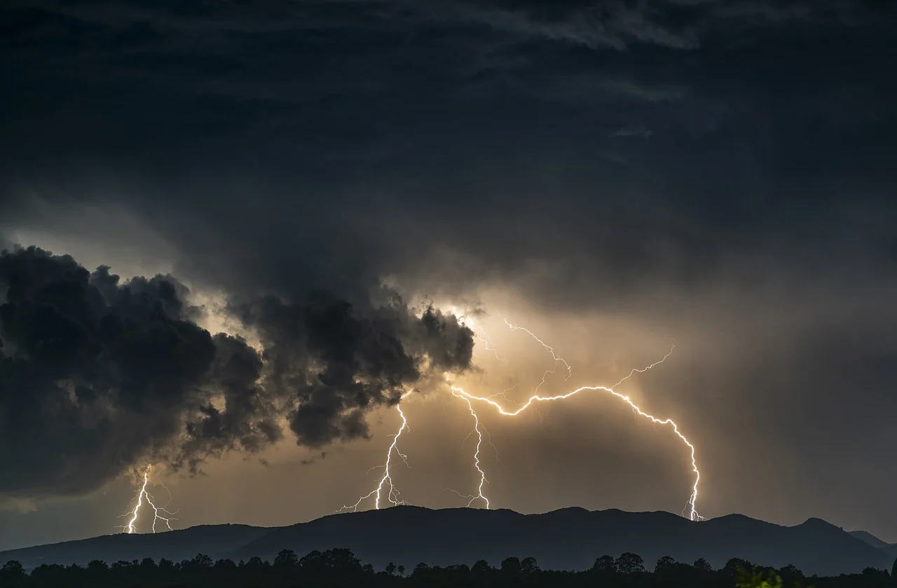 Chuva, trovoadas e alerta de granizo marcam o feriado de Finados no país
