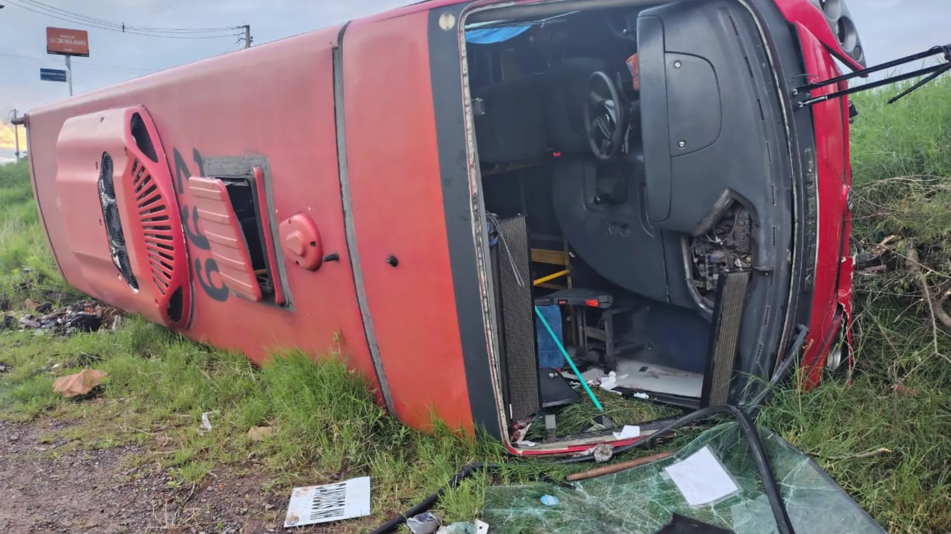 Colisão entre carro e ônibus deixa feridos na Avenida dos Municípios em Novo Hamburgo
