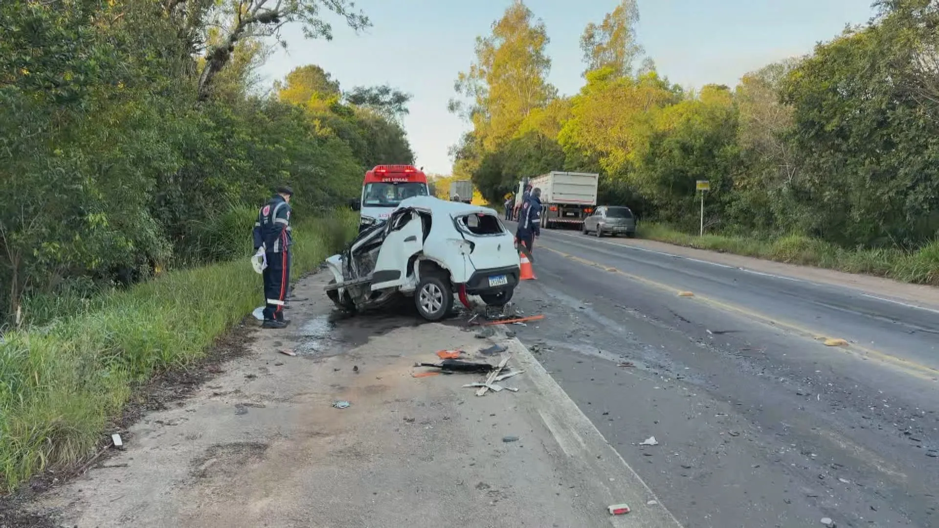 Colisão frontal entre carro e caminhão resulta em morte na Rs-118 em Viamão