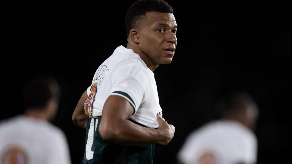 Com dois gols de Mbappé, Real Madrid derrota Barcelona e encerra invencibilidade no Espanhol