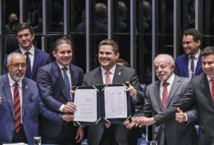 Congresso promulga emenda que altera jornada de trabalho para 5x2
