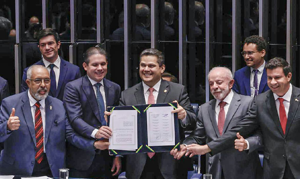 Congresso promulga emenda que altera jornada de trabalho para 5x2