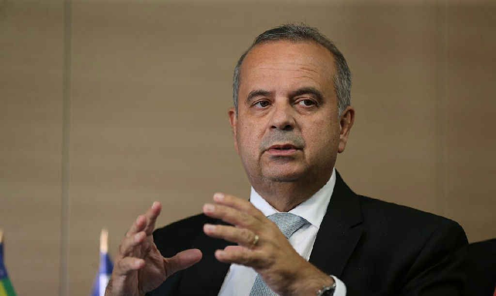 Coordenador de campanha alega surpresa com partida de Flávio Bolsonaro