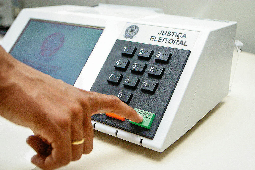 Decisão de estender votação até 19h no segundo turno de 2026 causa impasse e fecha urnas antes do prazo