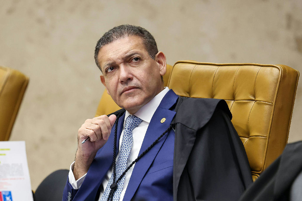 Decisão de Kassio Nunes Marques contra canal de Janones é questionada por falta de provas