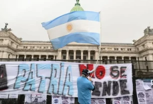 Decreto de Milei abre caminho para desligamento de 21 mil funcionários públicos na Argentina