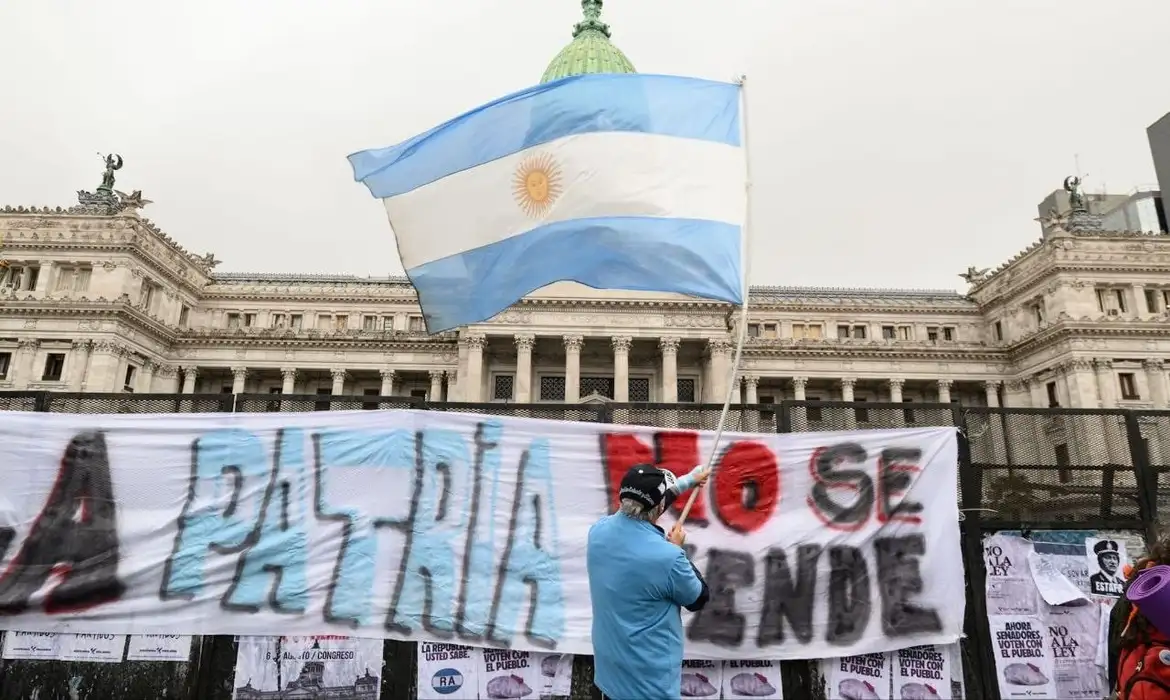 Decreto de Milei abre caminho para desligamento de 21 mil funcionários públicos na Argentina