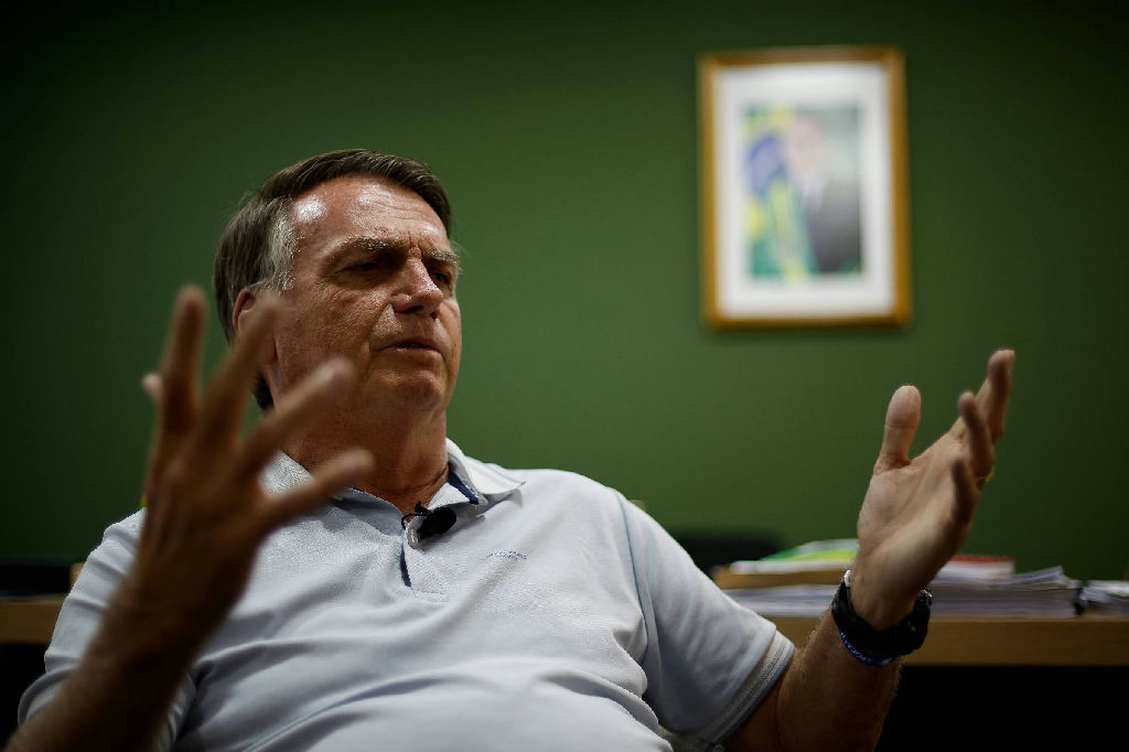 Defesa de Bolsonaro recorre ao STF e pede liberdade com base em precedente sobre Moraes