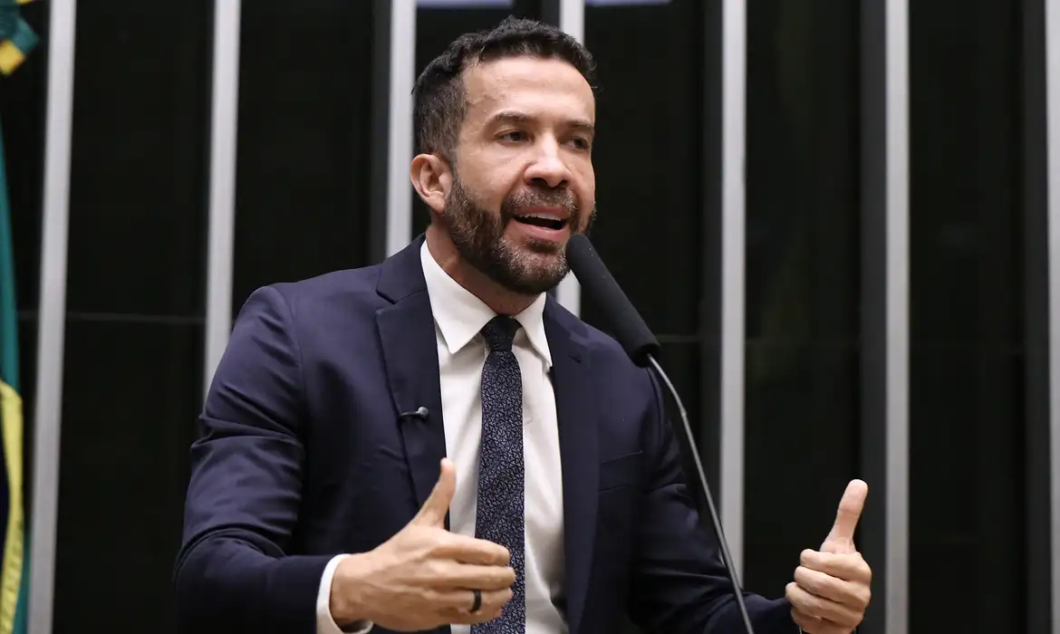 Deputado André Janones vai para UTI em São Paulo após crise de arritmia
