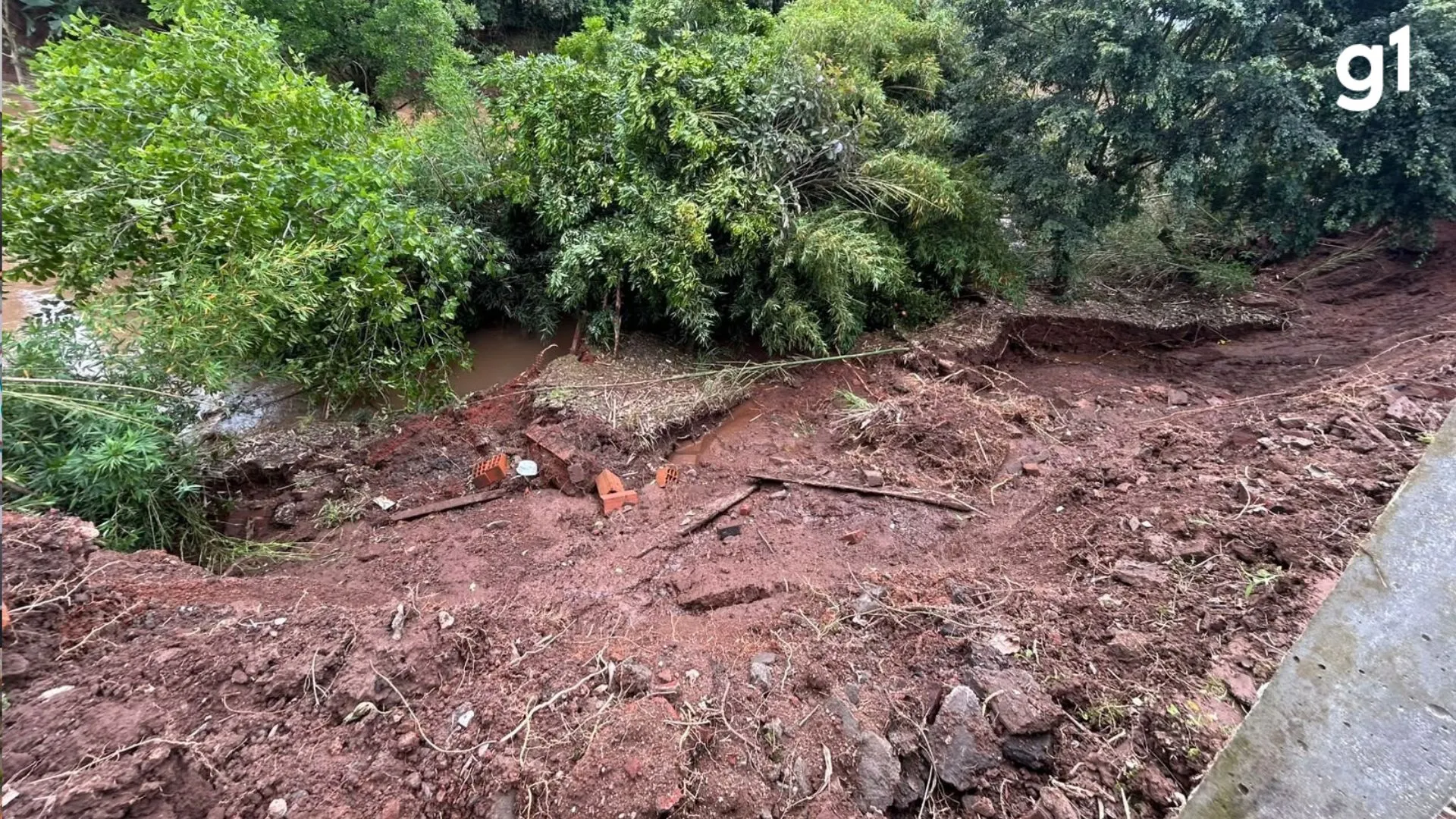 Deslizamento de terra em Santa Cruz do Sul força saída de famílias de suas residências