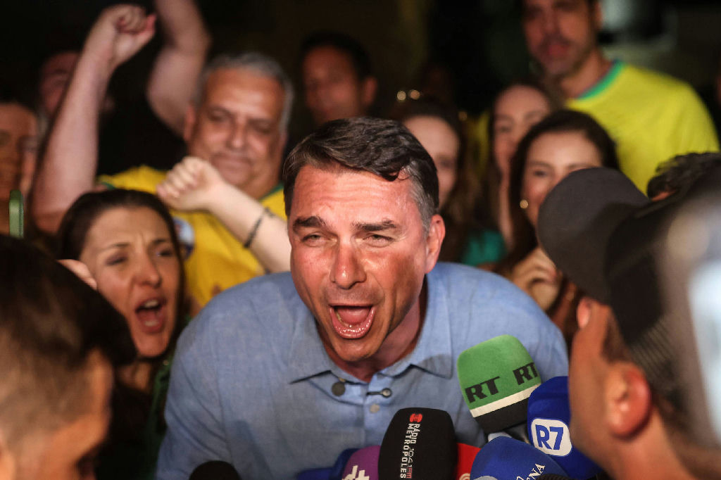 Disputa por ministérios de Flávio Bolsonaro movimenta bastidores da corrida eleitoral
