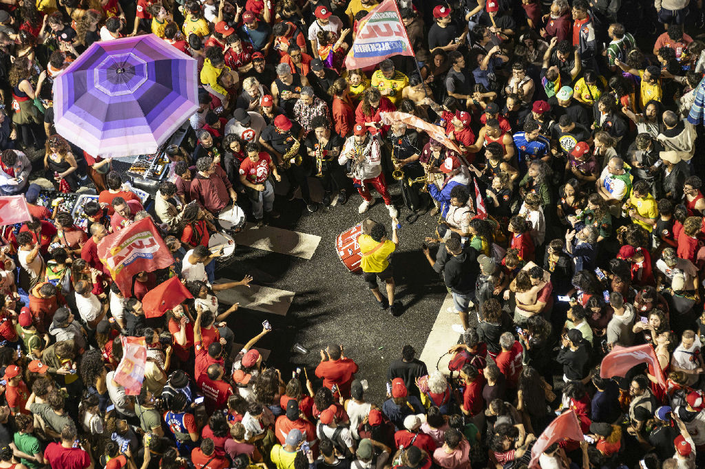 Eleitores celebram reeleição de Lula enquanto bolsonaristas contestam resultado nas redes