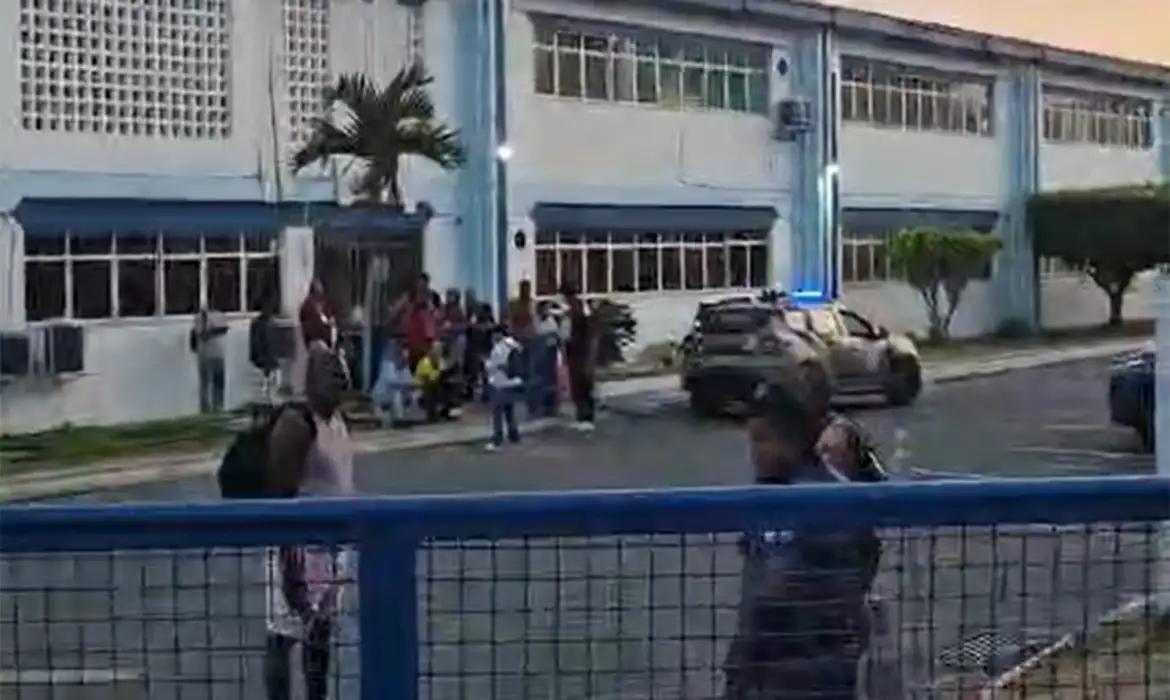 Eleitores em Salvador apontam urnas fechadas antes do prazo e falhas no transporte público