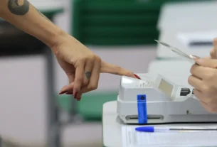 Eleitores enfrentam chuva e lotam locais de votação no Rio