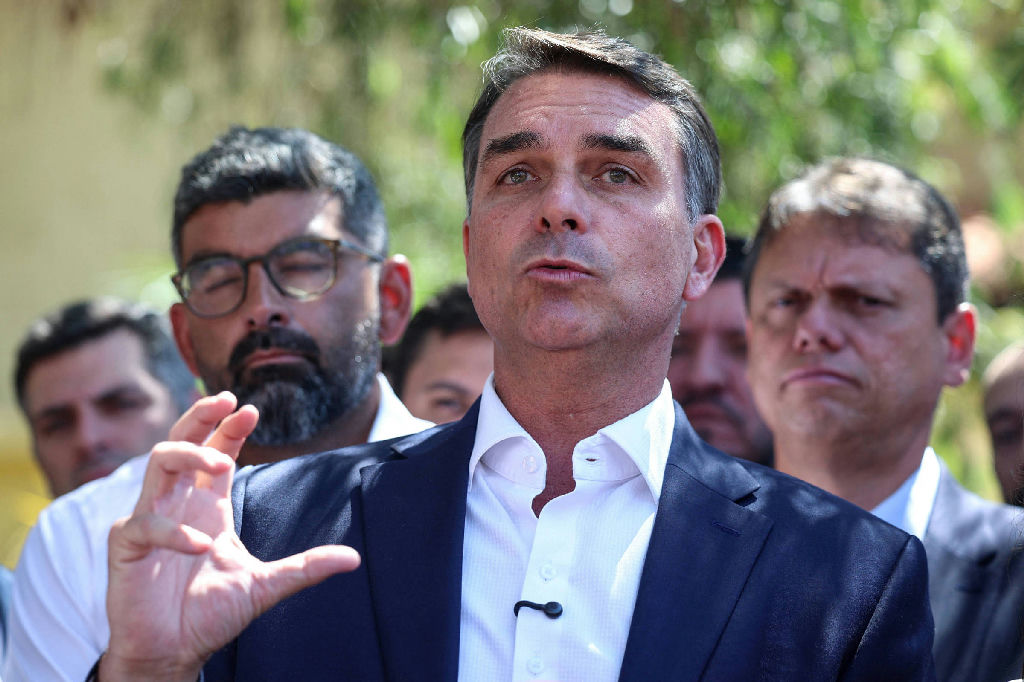 Emendas de Flávio Bolsonaro financiam empresas sob suspeita de cartel pela PF