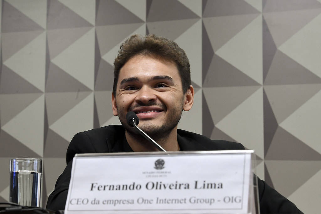 Empresário de bets exibe helicóptero adesivado para apoiar Flávio Bolsonaro