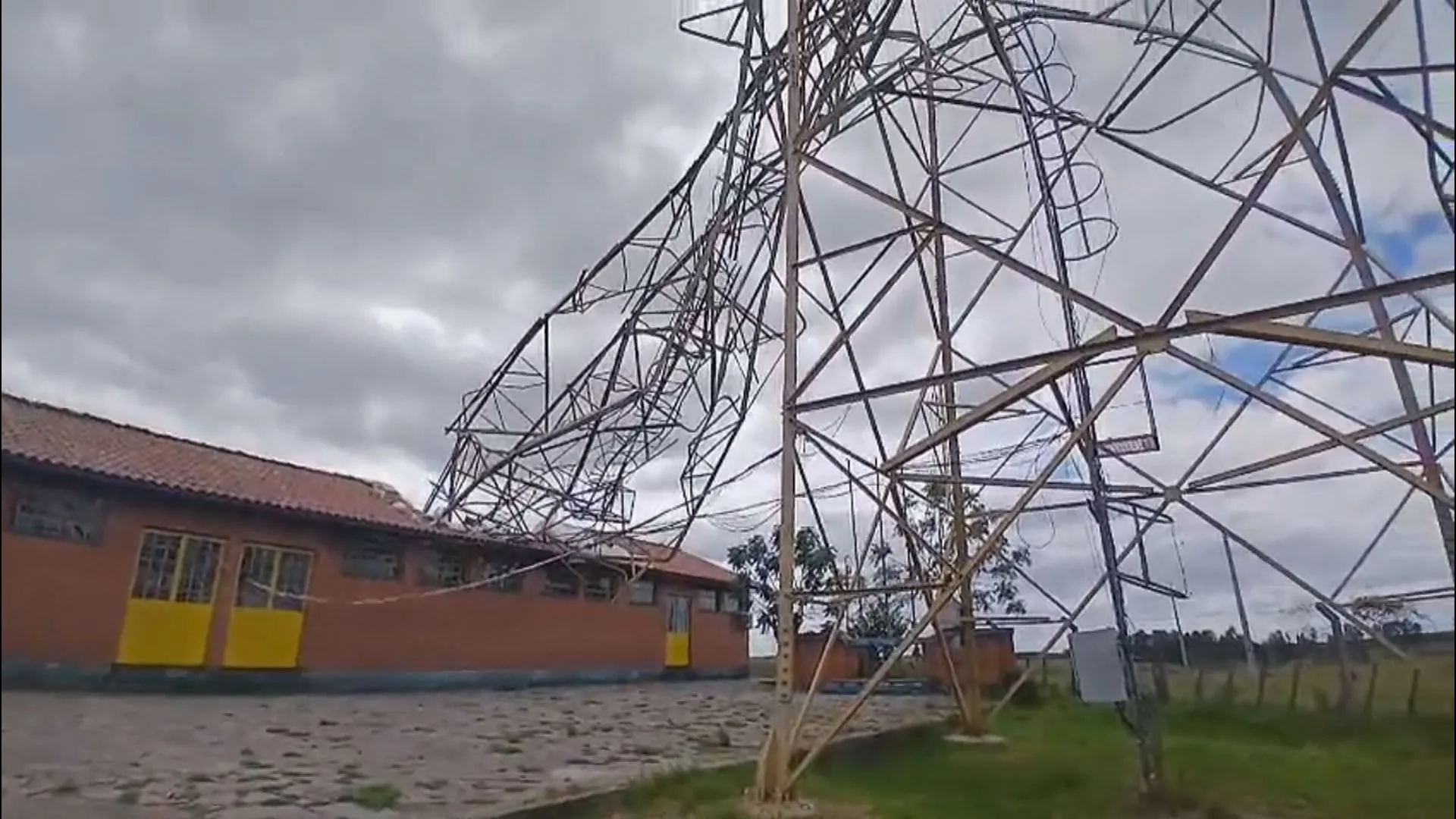 Escola fica sem aulas por dez dias após queda de torre de telefonia no rio grande do sul