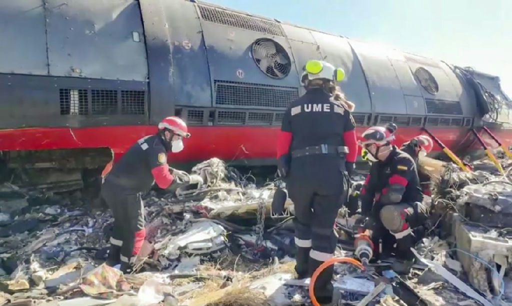 Espanha mantém buscas por sobreviventes após acidente de trem de alta velocidade