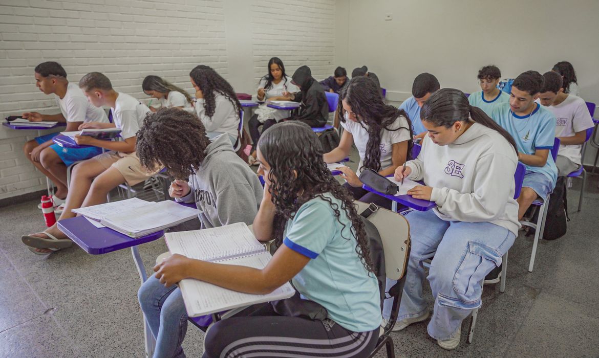 Estudantes da rede pública cobram mais qualidade no ensino e valorização docente