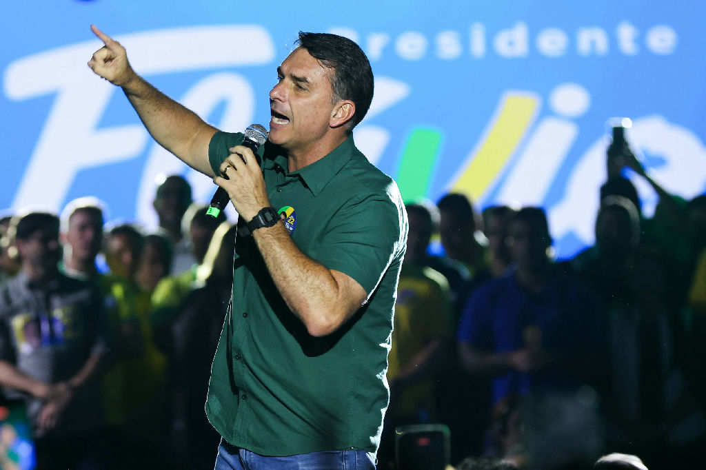 Estudantes e políticos realizam ato pró-Flávio Bolsonaro em São Paulo