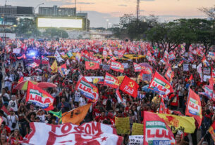 Estudantes ocupam Esplanada dos Ministérios em ato pela reeleição de Lula