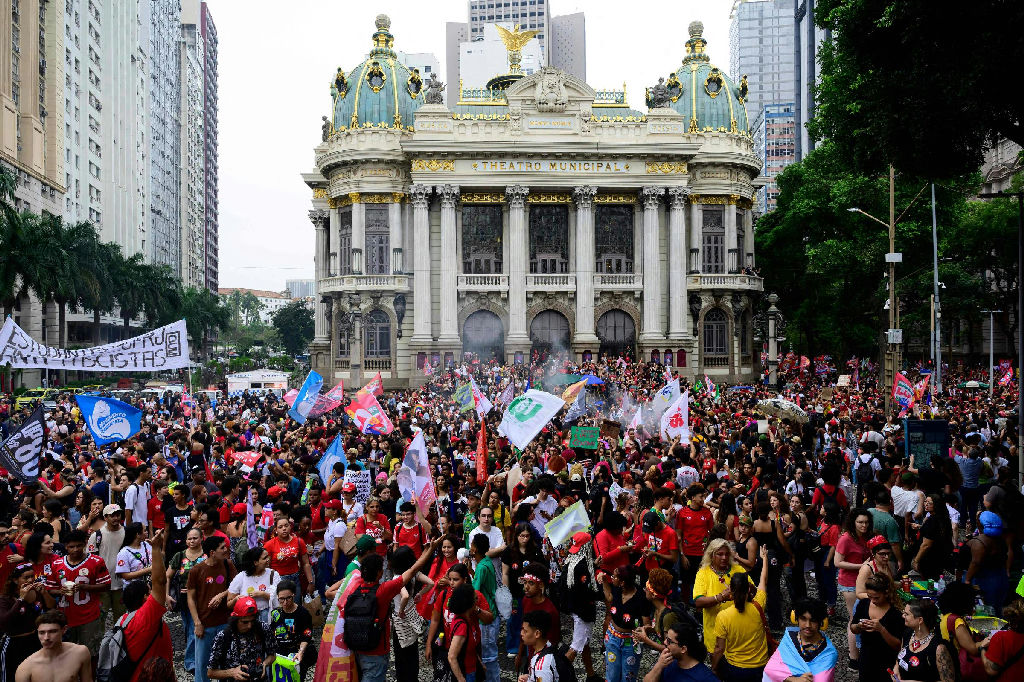 Estudantes ocupam ruas do Rio em mobilização pela reeleição de Lula