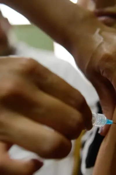 Estudo aponta queda de quase 78% em lesões pré-cancerígenas após vacinação contra HPV no SUS