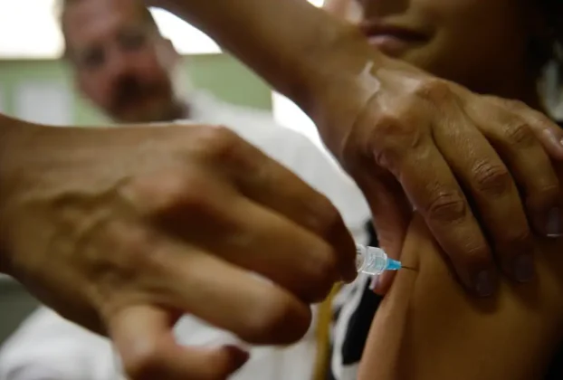 Estudo aponta queda de quase 78% em lesões pré-cancerígenas após vacinação contra HPV no SUS