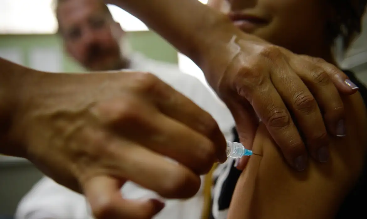 Estudo aponta queda de quase 78% em lesões pré-cancerígenas após vacinação contra HPV no SUS