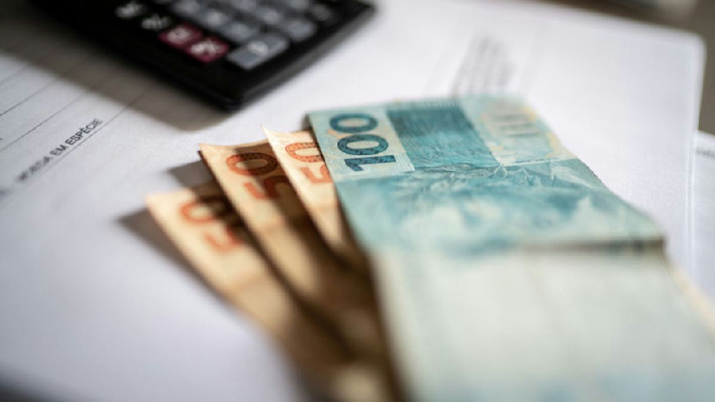 Executivo injeta R$ 6,49 bi em crédito para empresas atingidas por tarifas dos EUA e guerras