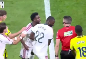 Expulsão de Vinícius Júnior gera polêmica após gol anulado pelo VAR