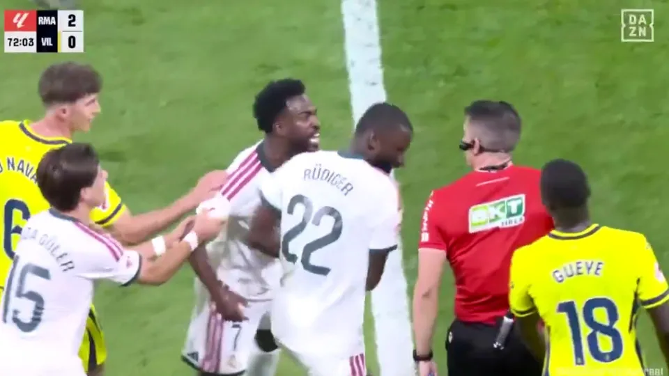 Expulsão de Vinícius Júnior gera polêmica após gol anulado pelo VAR
