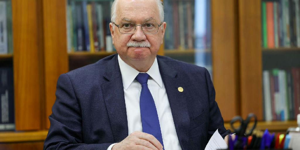 Fachin cobra Polícia Federal por transparência total sobre citações a ministros no caso Master