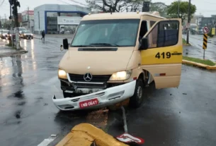 Falha mecânica em ônibus causa colisão com van escolar em Cachoeirinha