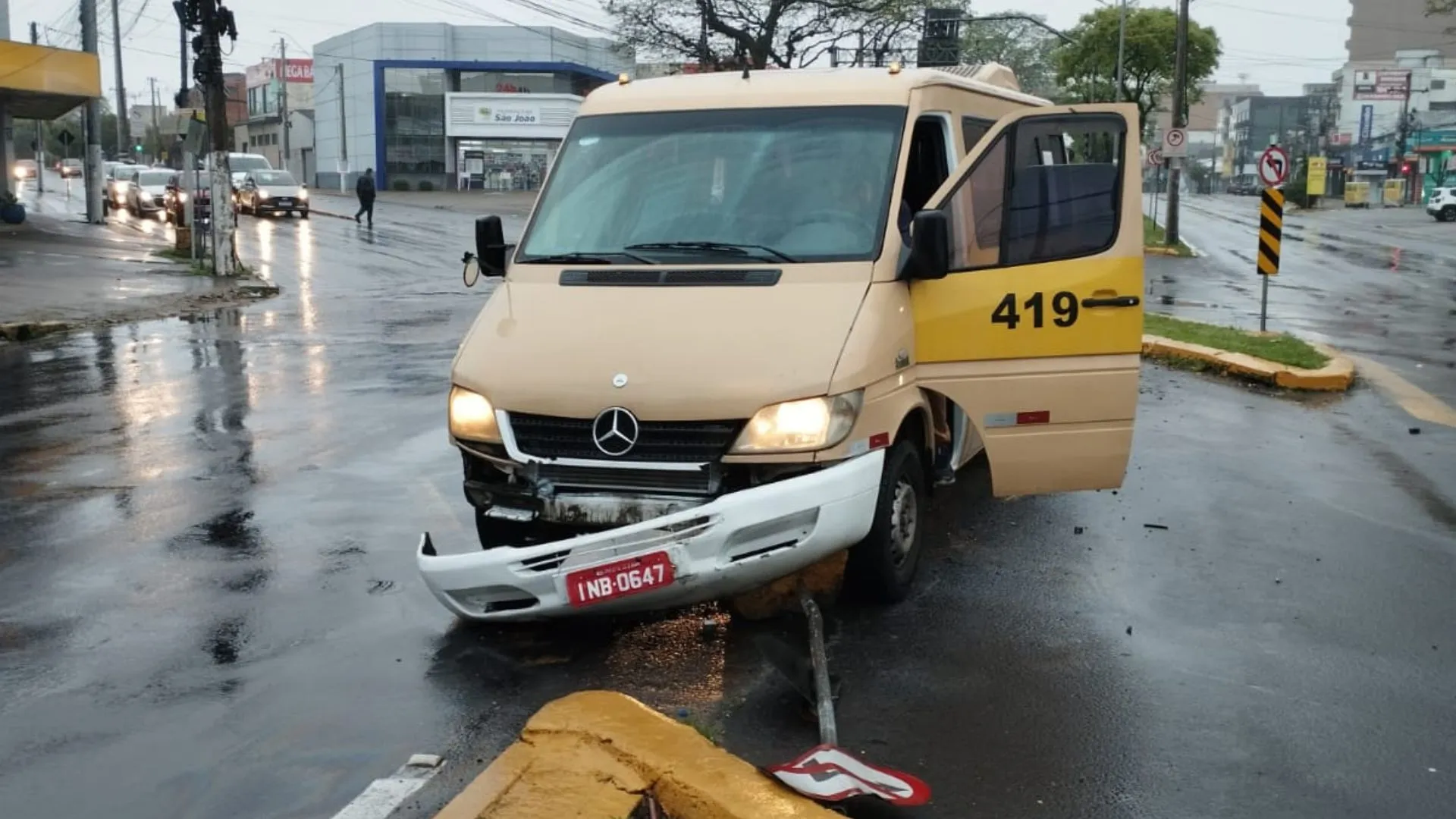 Falha mecânica em ônibus causa colisão com van escolar em Cachoeirinha