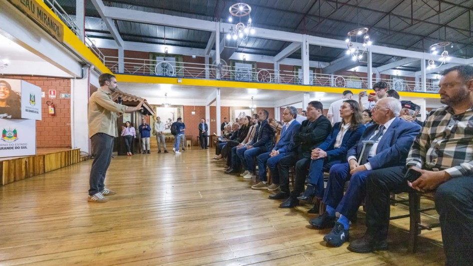 Famílias que adquiriram imóveis da extinta Cohab recebem a escritura de suas propriedades em Passo Fundo