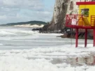 Fenômeno natural explica espuma branca em praia do Litoral do RS