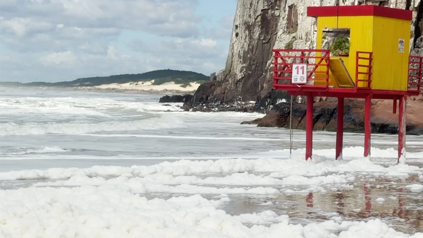 Fenômeno natural explica espuma branca em praia do Litoral do RS