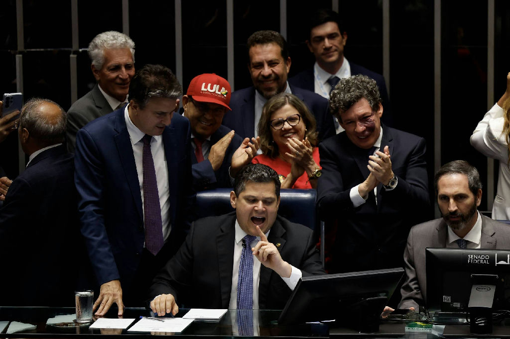 Fim da escala 6x1 vira trunfo político de Lula e coloca Flávio Bolsonaro na defensiva