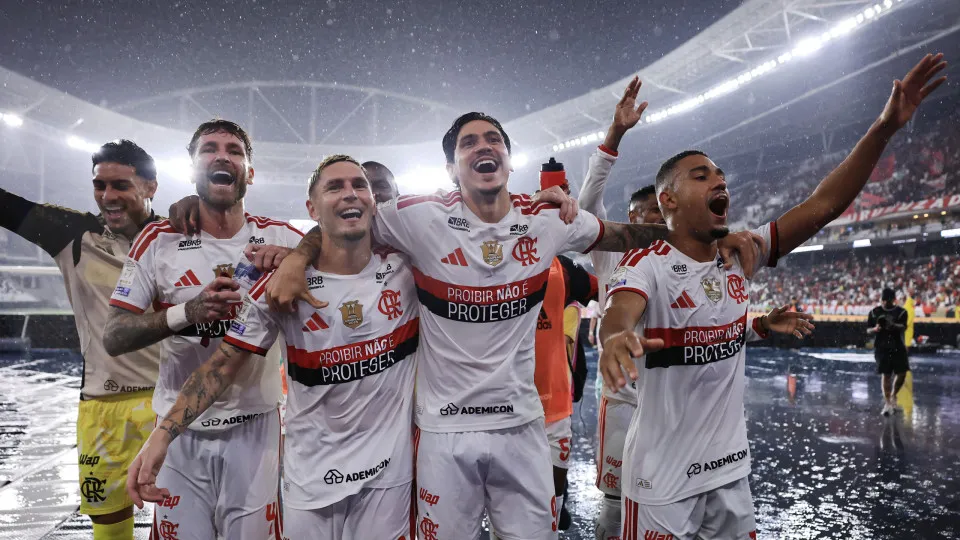 Flamengo goleia Vasco e amplia liderança no Campeonato Brasileiro