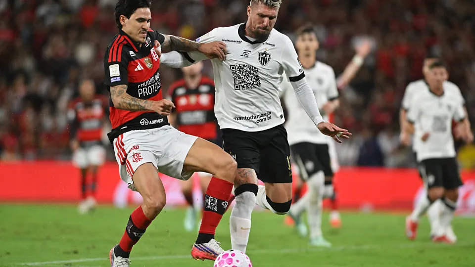 Flamengo vence o Atlético-MG por 3 a 2 e assume a liderança do Brasileirão