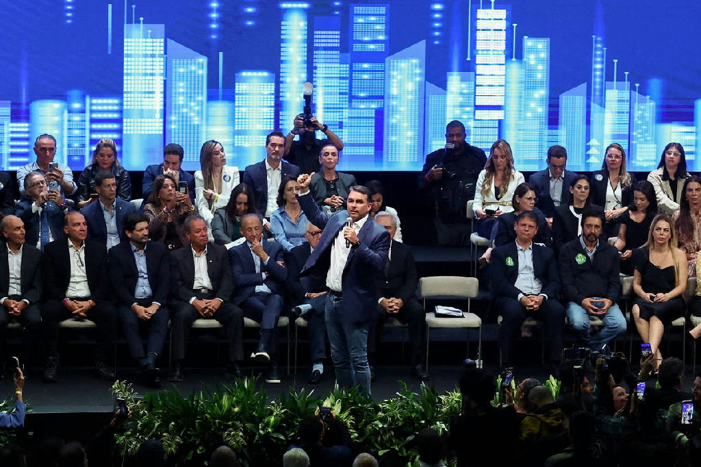 Flávio Bolsonaro afirma que Tarcísio de Freitas nutria expectativa de candidatura presidencial