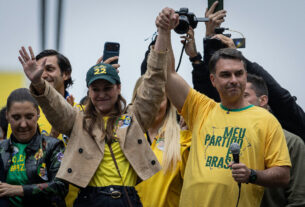 Flávio Bolsonaro aposta em carro aberto para ato na avenida Paulista